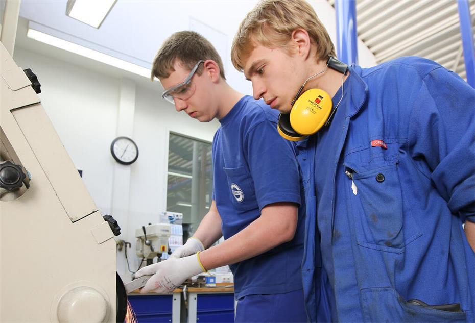  Der Auszubildende zur Produktionsfachkraft Chemie an der Schleifmaschine