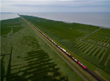 Über den Hindenburgdamm ist die Insel Sylt seit 1927 mit dem Festland verbunden.
