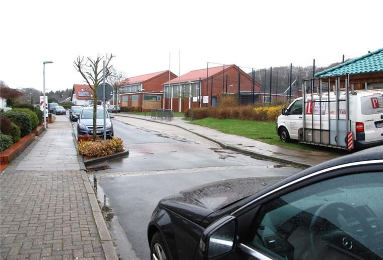 Über die alte Bushaltestelle am Lankenweg sollen die Baufahrzeuge aufs Gymnasiums-Gelände fahren.