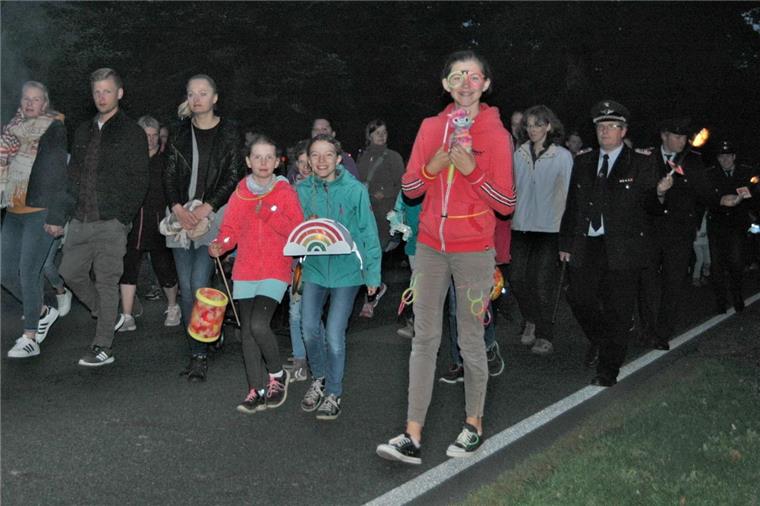 Über die ganze Straßenbreite bewegte sich der Laternenumzug durch Weertzen, begleitet von Fackelträgern der Feuerwehr.  
