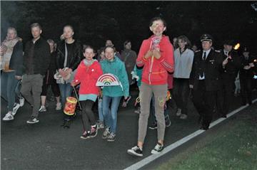 Über die ganze Straßenbreite bewegte sich der Laternenumzug durch Weertzen, begleitet von Fackelträgern der Feuerwehr.  