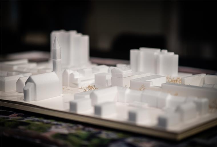 Über die Innenstadtentwicklung (Detailansicht Innenstadtmodell mit geplantem Neubau der ehemaligen Karstadt-Immobilie) wird am 3. März diskutiert.