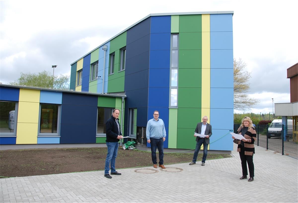 Über die neue Kita am Nordeschweg in Langen freuen sich (von links): Thorsten Fricke vom Liegenschaftsamt, Geestlands Bürgermeister Thorsten Krüger, Dezernent Martin Döscher und Teamleiterin Iris Dittmann.
