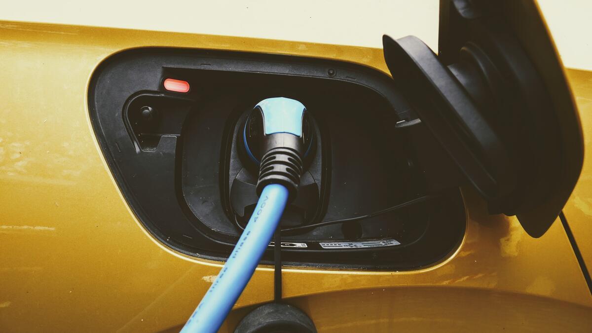 E-Mobilität: E-Fahrzeuge, Ladesäulen, Recht und Förderung – Infoabend für Betriebe Bild eines E-Autos, das gerade geladen wird