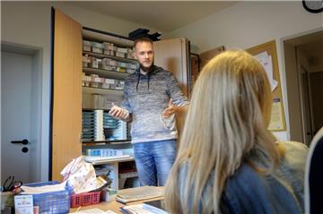 Über die Ordnung in den Schränken kann man sich auch in Pflegeeinrichtungen trefflich streiten, wie Stephan Ahrens (examinierte Pflegefachkraft) und Anna Bartels (stellvertretende Pflegedienstleitung) fürs Foto zeigen.