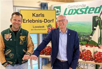 Karls-Inhaber Robert Dahl (li.) und der Bürgermeister der Gemeinde Loxstedt, Detlef Wellbrock (re.)