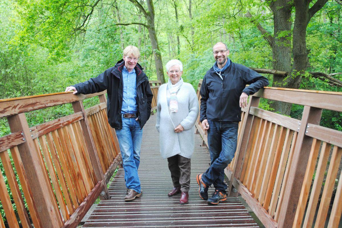 Über die Sanierung der Liebesbrücke freuen sich Jörn Deharde vom Bauamt Hagen, Hagens  Ortsvorsteherin Giesela Schwertfeger und Stephan Struß, Ortsvorsteher von Kassebruch (von links).
