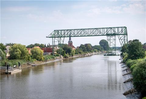 eine Metallbrücke über einen Fluss