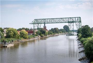 eine Metallbrücke über einen Fluss