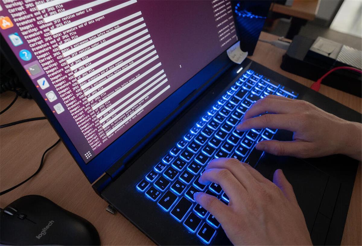 Eine Wissenschaftlerin des Landeskriminalamt Niedersachsen arbeitet an Computerbildschirmen. Die Einnahmen von Cyberkriminellen durch Erpressungsangriffe sind im vergangenen Jahr trotz einer gestiegenen Anzahl von Attacken weltweit um 40 Prozent gesunken. (zu dpa «Studie: Einnahmen von Cyber-Kriminellen mit Erpresserangriffen sinken»). +++ dpa-Bildfunk +++