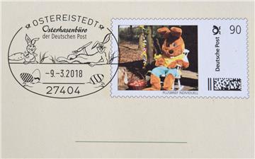 Über eine Briefmarke mit Hanni Hase als Motiv und einen Stempel aus dem Osterhasenbüro freuen sich vor allem die Kinder. Sie können auch an einer Osternest-Suchaktion in Ostereistedt teilnehmen.  