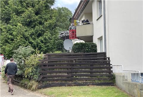 Über eine Drehleiter wird eine Person in Sicherheit gebracht. 