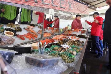 Über Fisch gibt es jede Menge zu erzählen. Heinz Leifheit (2. von rechts) unterhält sich bei der Fischparty mit einem Besucher. 