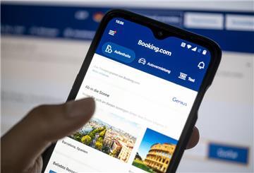 App «booking.com» ist auf einem Smartphone zu sehen. Gefälschte Nachrichten über den Booking.com-Chat wirken täuschend echt – und zielen auf sensible Zahlungsdaten.