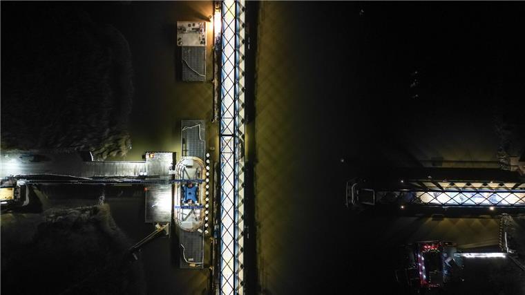 Neue Friesenbrücke komplett – letztes Bauteil eingesetzt Über mehrere Stunden wurde das 145 Meter lange Mittelteil für die neue Friesenbrücke in der Nacht eingesetzt.