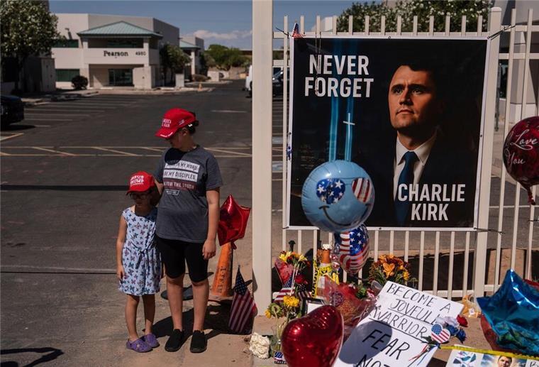 Hohe Sicherheitsvorkehrungen bei Kirk-Trauerfeier in Arizona Über seine Plattformen, darunter auch ein erfolgreicher Podcast, erreichte Kirk Millionen junger Menschen.