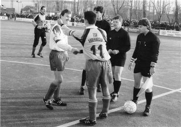 Über tausend Zuschauer sahen zu, als der frisch gegründete 1. FC Nordenham Mitte der 90er Jahre in der Bezirksliga gegen den TSV Abbehausen spielte. Mannschaftskapitän des FCN war der ehemalige Zweitliga-Spieler Frank Meyer (links), der nun Trainer beim TSV wird.