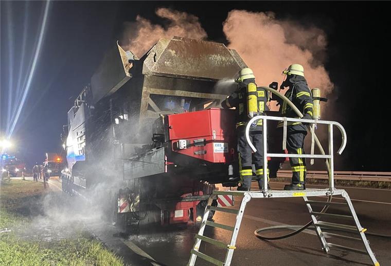 Schwertransporter steht bei Sittensen in Flammen Schwertransporter brennt
