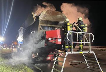 Schwertransporter brennt