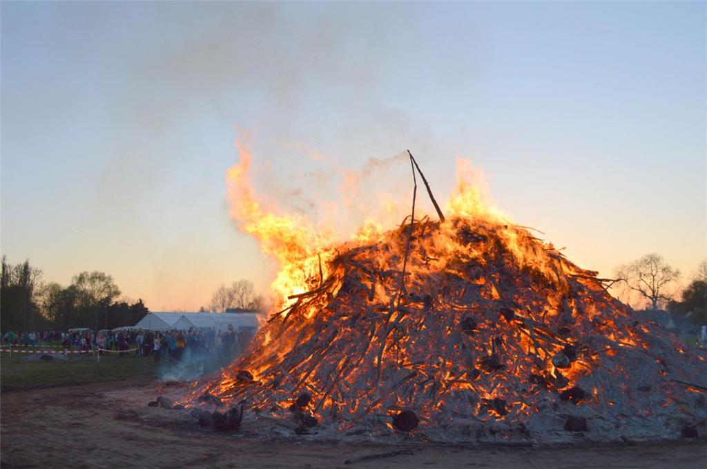 Überall in der Wesermarsch brannten am vergangenen Wochenende die Osterfeuer. Di...