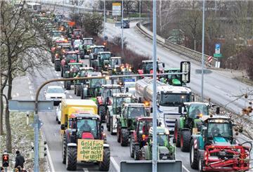 Überall in Deutschland kommt es zur Sperrung von Autobahnen durch Traktoren.