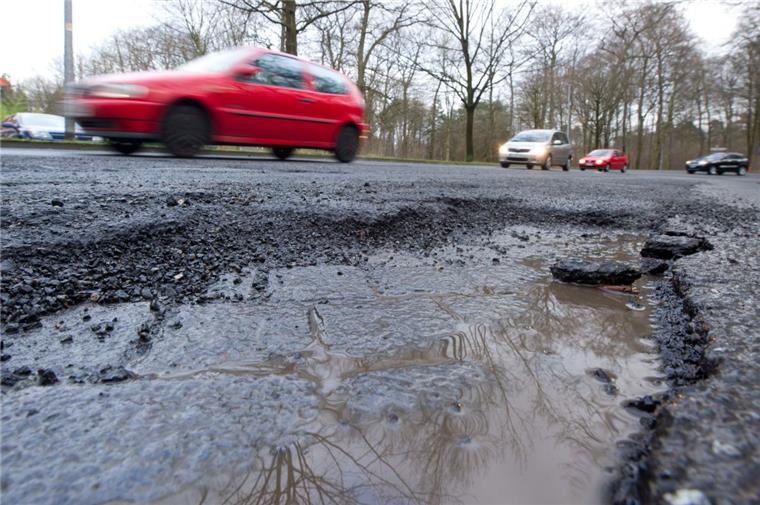Überall Schlaglöcher, Risse und andere Unebenheiten: So macht Autofahren keinen Spaß.