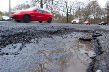 Überall Schlaglöcher, Risse und andere Unebenheiten: So macht Autofahren keinen Spaß.