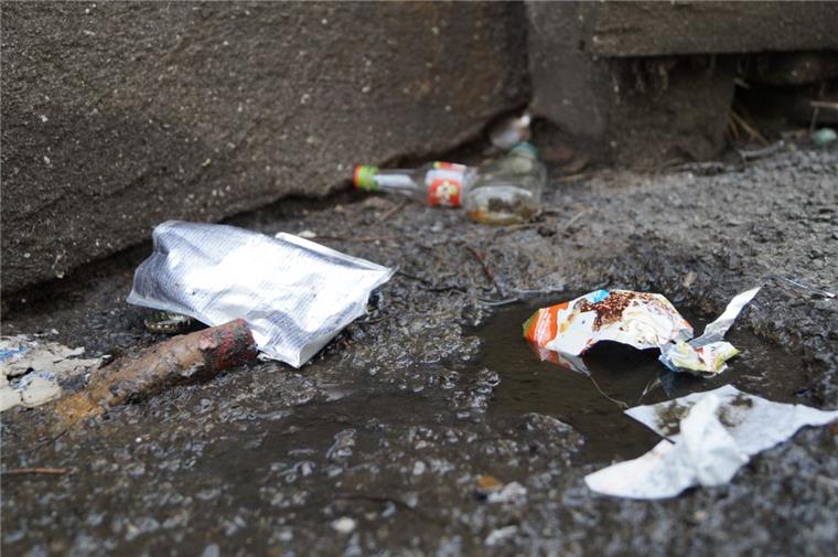 Überbleibsel von Silvester? In der Weichselstraße in Lehe liegen ein alter Böller, Plastikverpackungen, Glasflaschen.