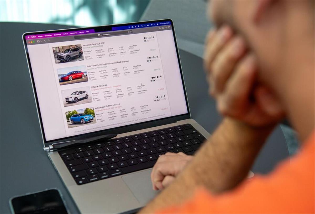 Ein Mann blickt auf die Webseite ev-database.org.  Überblick im E-Auto-Markt: Die Website „EV-Database.org“ katalogisiert die auf dem deutschen Markt verfügbaren oder ehemals verfügbaren Massenmodelle.