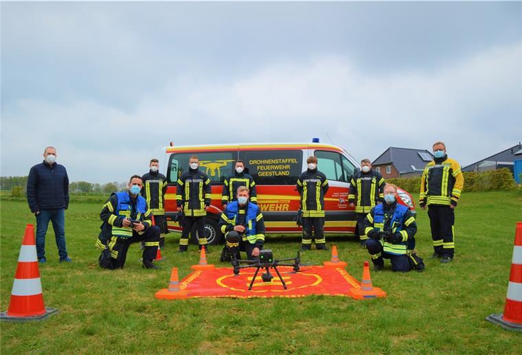 Wetterfest und einsetzbar bis Windstärke sieben Übergabe der Flugdrohne durch Stadtbürgermeister Thorsten Krüger (links) an die neugegründete Drohnenstaffel der Feuerwehr Geestland mit Stadtbrandmeister Friedrich Meyerherm (rechts).