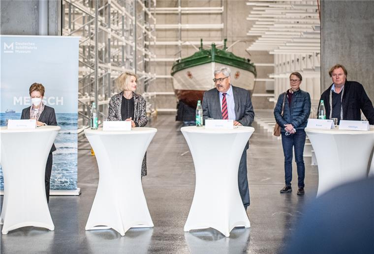 Übergabe des DSM-Forschungdepots mit Abstand vor dem Eingang zum 800 Quadratmeter großen Hauptlager (von links): Wissenschaftssenatorin Dr. Claudia Schilling, DSM-Direktorin Dr. Sunhild Kleingärtner, OB Melf Grantz sowie die Architekten Astrid Ottilige und Jens Kruse. 