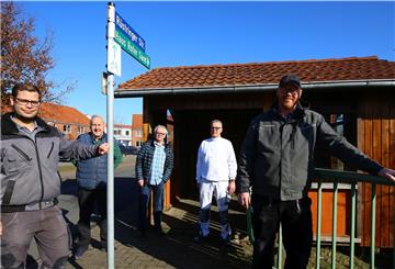 Übergabe des geretteten Bushäuschens: Tim Schultze (von links), Hannes Hausburg, Ralph Krümpelmann, Andreas Rohde und Jan Timmermann vor dem renovierten Wartehäuschen.