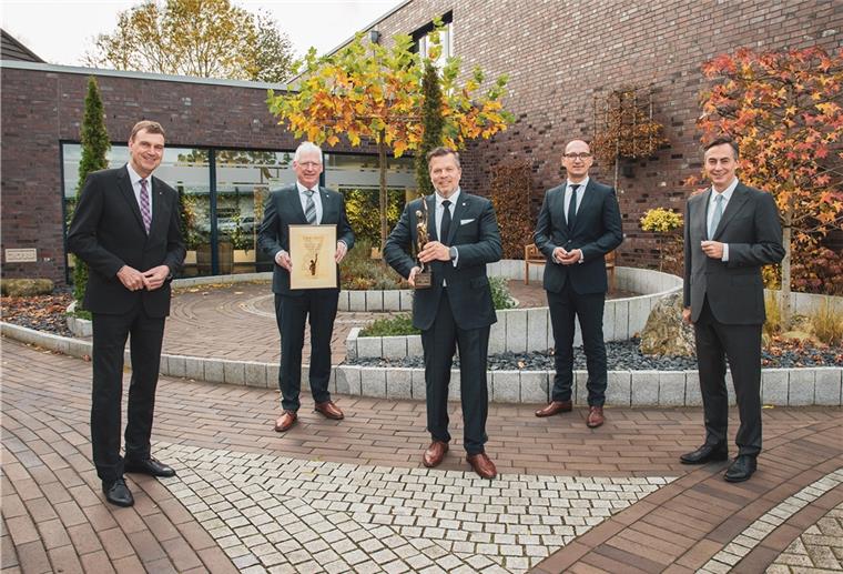 Übergabe des Preises unter strengen Corona-Auflagen in Dorum (von links): Landrat Kai-Uwe Bielefeld, Wähler-Geschäftsführer Frank von der Geest, Gesellschafter Ulrich Seier, Wähler-Geschäftsführer Aiko Röder und David McAllister, Europa-Parlamentarier aus Bad Bederkesa.