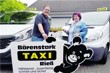 Übergabe: Michael Brümmer, Inhaber des „Taxenruf Geestland“, übernimmt von Rita Rieß den gleichnamigen Taxibetrieb in Bad Bederkesa.