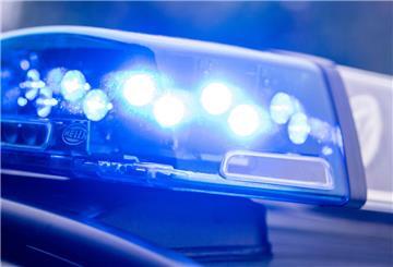 ARCHIV - 22.03.2024, Brandenburg, Trebbin: Der Schriftzug ·Polizei·, aufgenommen während einer Verkehrskontrolle an der Berliner Straße. (zu dpa: «Verfolgungsjagd endet mit Unfall und Waffenfund») Foto: Soeren Stache/dpa +++ dpa-Bildfunk +++