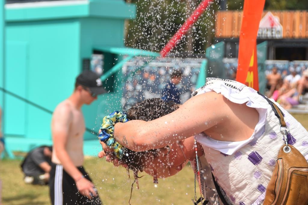 Überraschend heiß ist es am letzten Festivaltag auf dem Deichbrand. Bei Temperat...