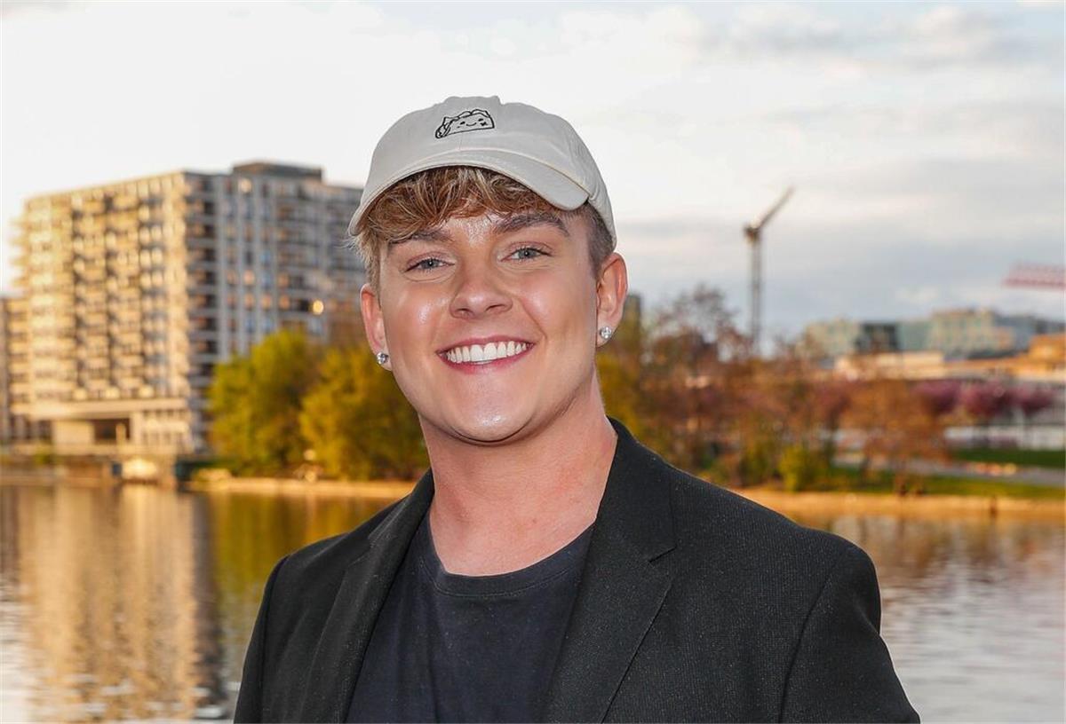 RTL tauscht radikal Moderatoren aus: Influencer und Stars prägen neue TV-Ära Twenty4Tim steht vor einer Skyline und lächelt in die Kamera: Er übernimmt ein bekanntes RTL-Format.