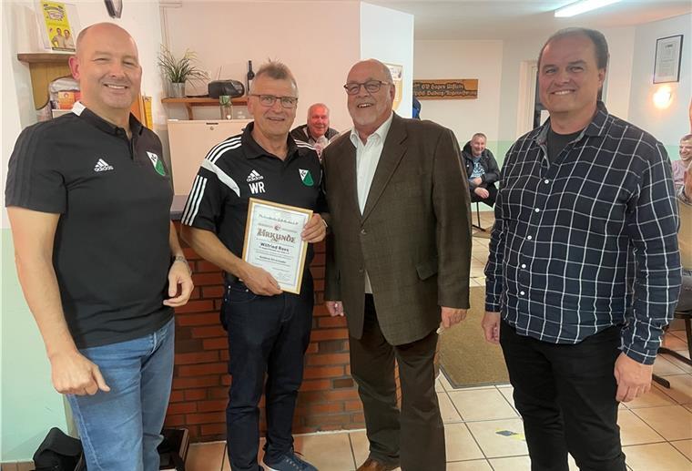 FC Hagen/Uthlede: Roes geht in den Ruhestand Überraschung geglückt: Wilfried Roes (Zweiter von links) wurde von Heiko Wiehn (Zweiter von rechts) und Jörg Schmitz (rechts) vom NFV-Kreis Cuxhaven mit der Goldenen Ehrennadel geehrt, sehr zur Freude von FC-Vorstand Marco Vehrenkamp (links).
