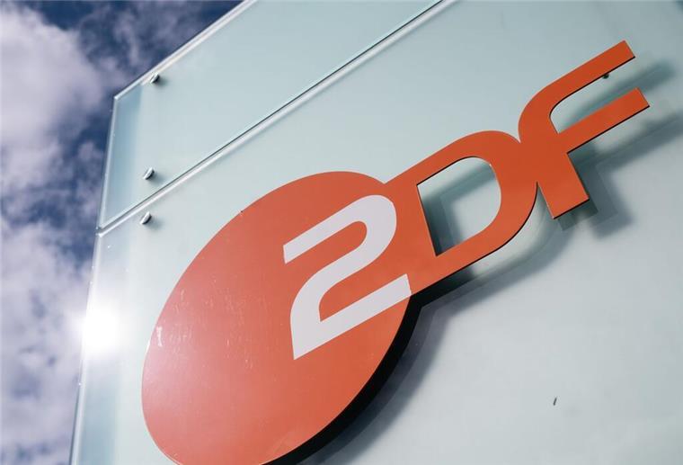 Überraschung zur Primetime! ZDF wirft beliebte Sendung spontan aus dem Programm Das Logo des Senders ZDF an einer Hausfront. Der Sender schmeißt spontan eine Primetime-Sendung aus dem Programm.