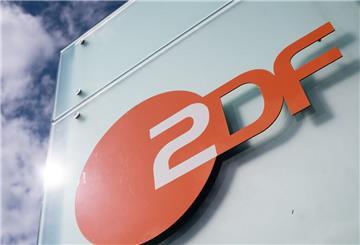 Das Logo des Senders ZDF an einer Hausfront. Der Sender schmeißt spontan eine Primetime-Sendung aus dem Programm.