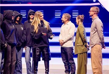 Überraschung! Modelscout Heidi Klum besucht Joko und Klaas.