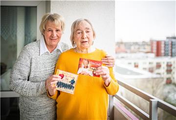 Überraschung zum 90. Geburtstag: Hildegard Brennecke (links) besorgte für Ingeborg Stock einen Gruß des von ihr verehrten Sängers Peter Orloff.