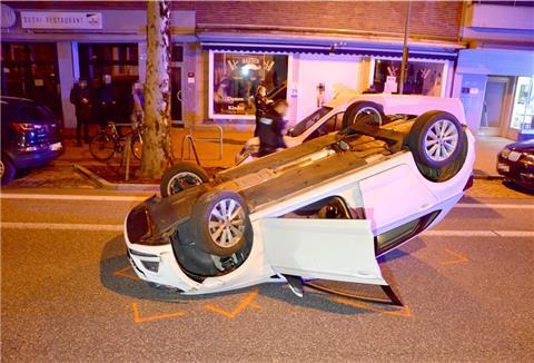 Überschlagenes Auto auf der Hafenstraße in Bremerhaven.