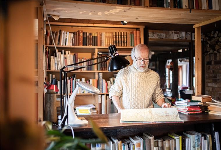 Übersetzer Michael Lehmann aus Padingbüttel hat autobiografische Erzählungen des Holocaust-Überlebenden Bernard Gotfryd vom Englischen ins Deutsche übertragen. Foto: Hartmann