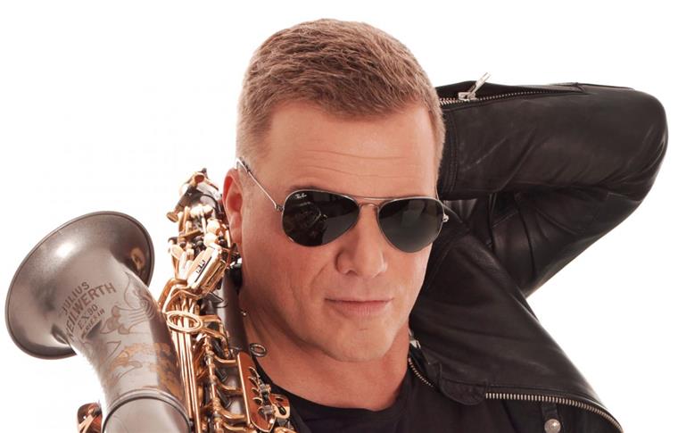 Musiksommer Wesermarsch: Auftakt im Lokschuppen in Eckwarden Überzeugt nicht nur mit dem Saxophone, sondern auch mit seiner Stimme: Gentleman Dee singt Coversongs von Robbie Wiliams, über Frank Sinatra, Michael Bublè bis zu Udo Jürgens.