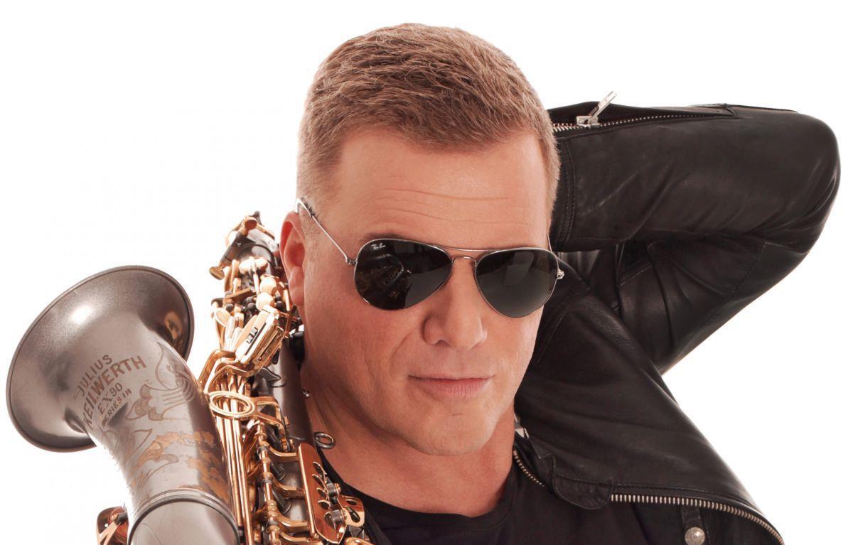 Überzeugt nicht nur mit dem Saxophone, sondern auch mit seiner Stimme: Gentleman Dee singt Coversongs von Robbie Wiliams, über Frank Sinatra, Michael Bublè bis zu Udo Jürgens.