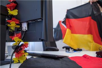 Übrigens: Der Arbeitsplatz darf nur zur WM geschmückt werden, wenn der Arbeitgeber das erlaubt.