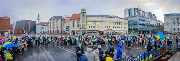 Ukrainische Geflüchtete und Angehörige erinnern während einer Kundgebung auf dem Theodor-Heuss-Platz in Bremerhaven an den seit einem Jahr stattfindenden Krieg in ihrer Heimat.