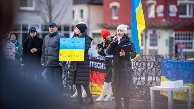 Ukrainische Geflüchtete und Angehörige erinnern während einer Kundgebung auf dem Theodor-Heuss-Platz in Bremerhaven an den seit einem Jahr stattfindenden Krieg in ihrer Heimat.