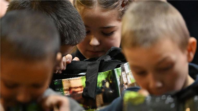 „OHZ hilft“ verteilt Weihnachtstüten an Kinder in Ukraine Ukrainische Mädchen und Jungen aus einem Waisenhaus freuen sich über Weihnachtsgeschenke der privaten Organisation „OHZ hilft“.